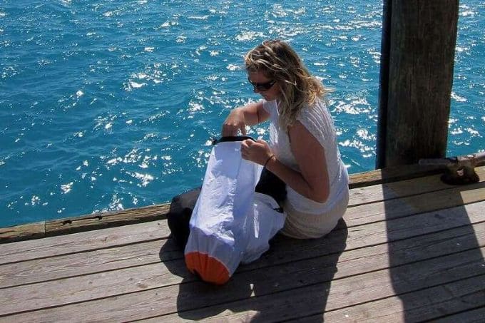 海辺で防水ポーチを使用する様子
