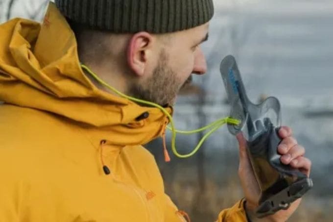 水辺で防水ケースを着用する様子