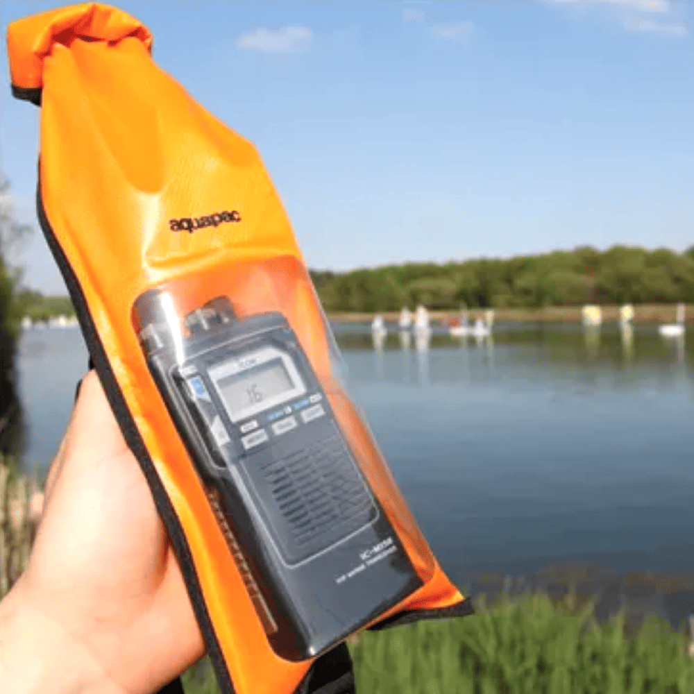 aquapack防水Stormproof™ VHFRadioCaseOR214を手に持つ