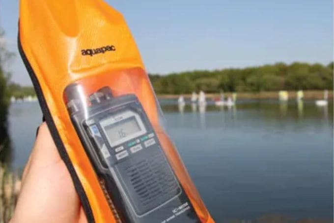 水辺で防水ケースを着用する様子