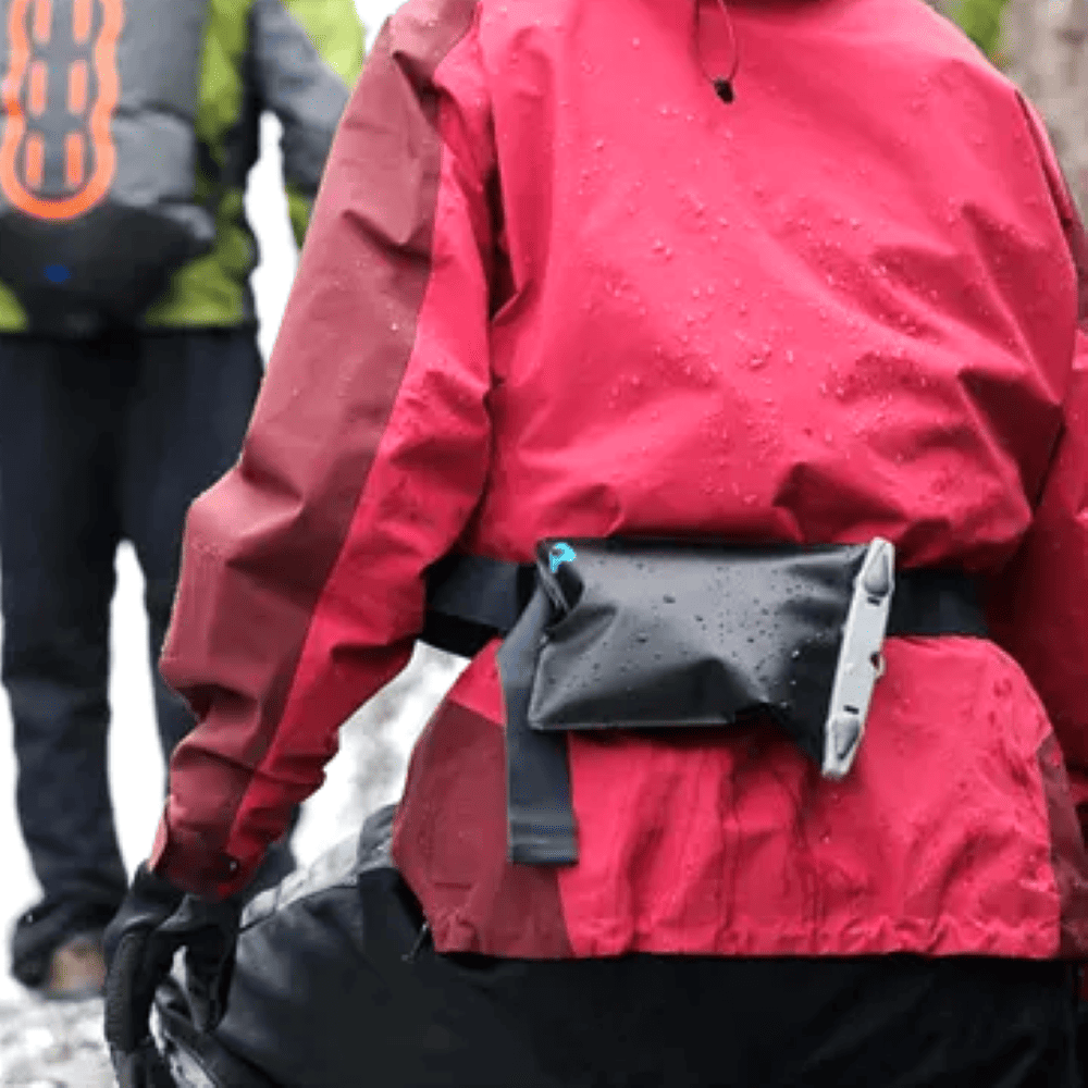アクアパック防水WaterproofBeltCase828を使用する女性