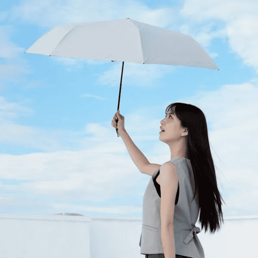 晴れている日に傘を広げる女性